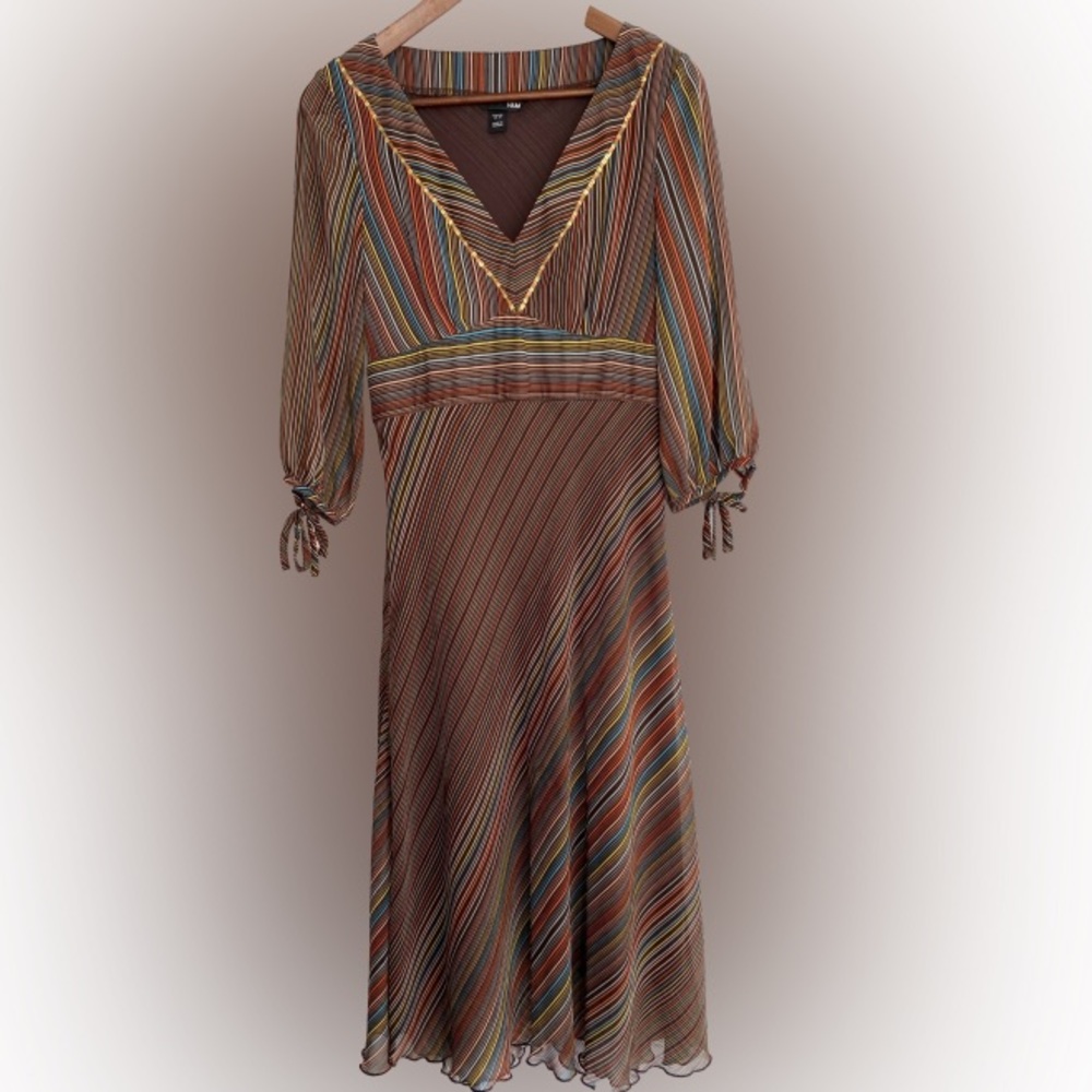 H&M flattering v-neck midi dress with tie back in gorgeous brown hues🍁🍂